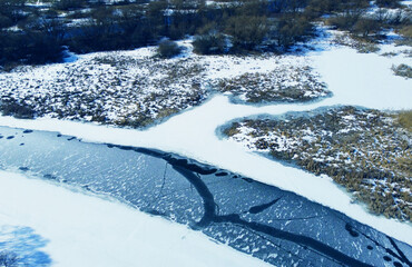 Obraz premium Top view of the winter frozen ice river