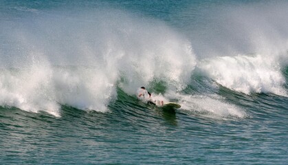 Les vagues et les surfeurs à La Torche en Finistère Cornouaille Bretagne France	