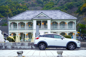 三角西港の浦島屋と白い自動車　熊本県宇城市