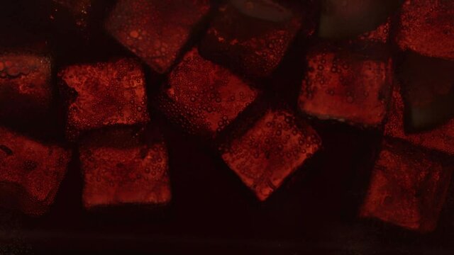 Detailaufnahme von frischem k&uuml;hlem Cola Getr&auml;nke mit Eisw&uuml;rfel