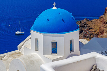 Fototapeta na wymiar White and blue architecture of Oia village on Santorini island, Greece