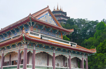 Obraz premium Kek Lok Si Temple architecture Penang Malaysia overcast day