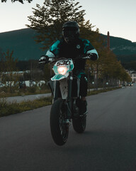 Rolling Shot von einem fahrenden Motorrad