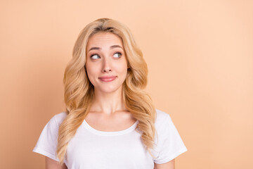 Photo portrait blonde woman smiling wearing white t-shirt looking copyspace isolated pastel beige color background