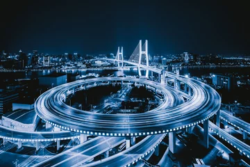 Photo sur Plexiglas Pont de Nanpu Vue aérienne du pont Nanpu, centre-ville de Shanghai, Chine. Quartier financier et centres d& 39 affaires dans une ville intelligente en Asie. Vue de dessus des gratte-ciel et des immeubles de grande hauteur la nuit.