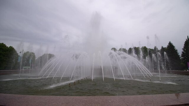 fountain in the park, a resting place from the heat in the city
