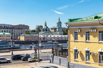 Naklejka premium View of the Moskva River, motor traffic on the embankment and the domes of St. Nicholas Church