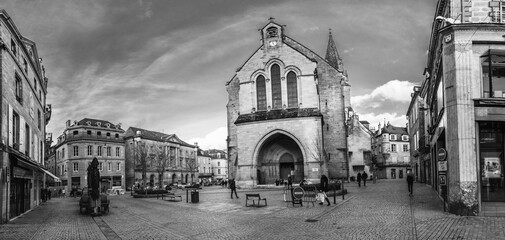 Brive la Gaillarde (Corrèze, France) - Vue panoramique de la place Charles de Gaulle et de la collégiale Saint Martin