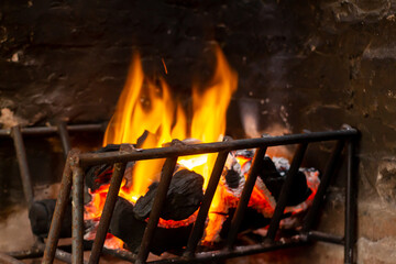 Obraz premium Small iron grill to hold firewood while it is on fire. Llamas to cook organically.