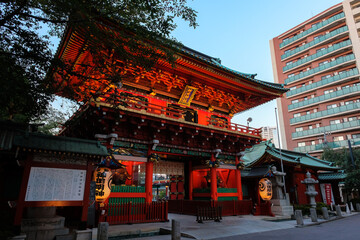 Fototapeta premium 東京都 夕暮れの神田明神 随神門