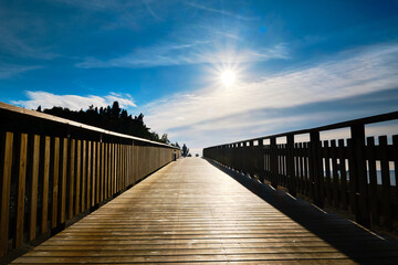 The sun on the wooden boardwalk, next to the beach, in the warm morning sun, you can stroll along the boardwalk.
