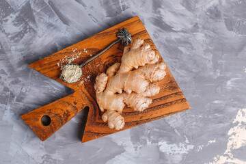 Fresh ginger root and ground ginger powder.