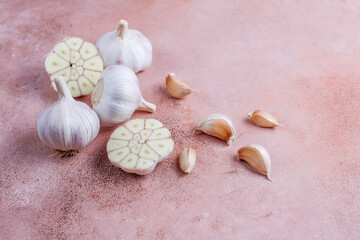 Bowl with dried garlic powder and garlic bulbs.