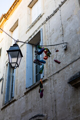 Chaussures colorées accrochées dans une ruelle du centre historique de Montpellier (Occitanie, France)