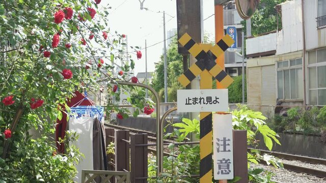 住宅街の電車。のどかな下町。日本の風景。