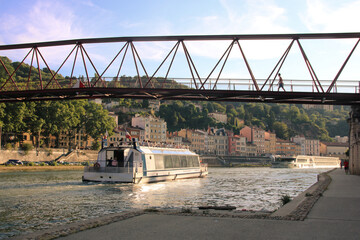 passerelle sur la Saône avec une silhouette à Lyon