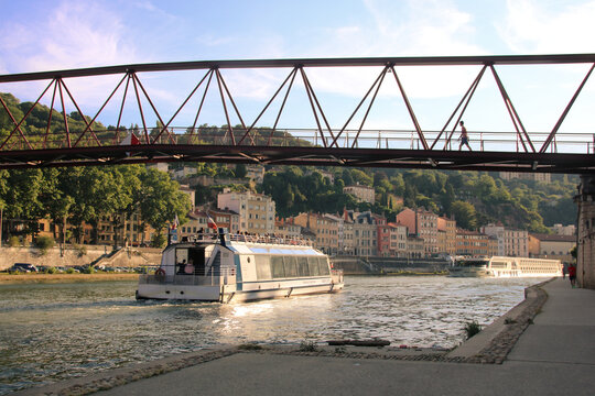 passerelle sur la Sa&ocirc;ne avec une silhouette &agrave; Lyon