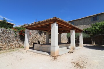Fototapeta na wymiar Vieux lavoir, village de Aigueze, departement du Gard, France