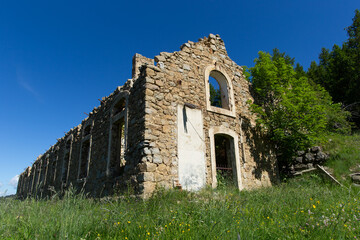 Ruines de Cabanes Vieilles, ancien  casernement d'altitude pour les  troupes engagées dans le massif de L'Authion.