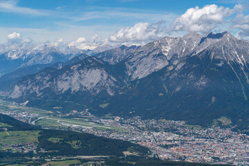 Fototapeta na wymiar Panorama der Stadt Innsbruck (Tirol) vom Patscherkofel