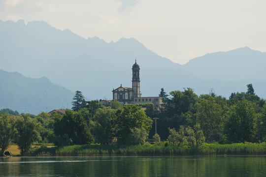 Panorama di Bosisio Parini e del Lago di Pusiano da Rogeno, in provincia di Lecco.