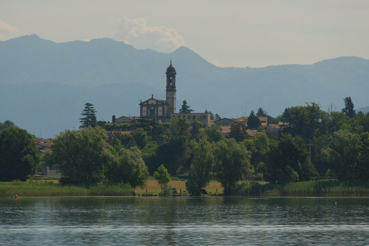 Panorama di Bosisio Parini e del Lago di Pusiano da Rogeno, in provincia di Lecco.