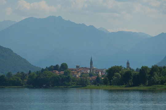 Panorama di Bosisio Parini e del Lago di Pusiano da Rogeno, in provincia di Lecco.