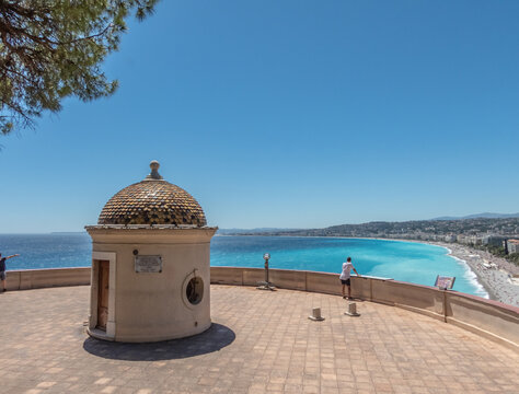 Panorama sur la baie des anges &agrave; Nice depuis la colline  du ch&acirc;teau et la tour Bellanda