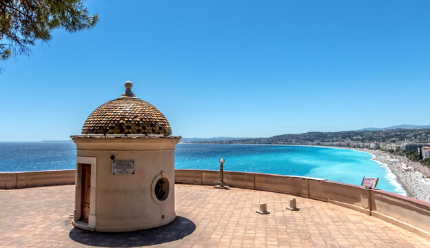 Panorama sur la baie des anges &agrave; Nice depuis la colline  du ch&acirc;teau et la tour Bellanda
