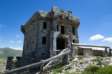 La Redoute de la  Pointes des Trois Communes, vestige de la Seconde Guerre mondiale situ&eacute;e dans le massif de L'Authion &agrave;  2080 m&egrave;tres d'altitude.