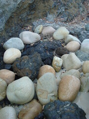 Rocas arrastradas a la playa