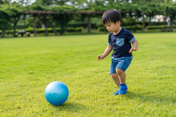 ボールで遊ぶ子供