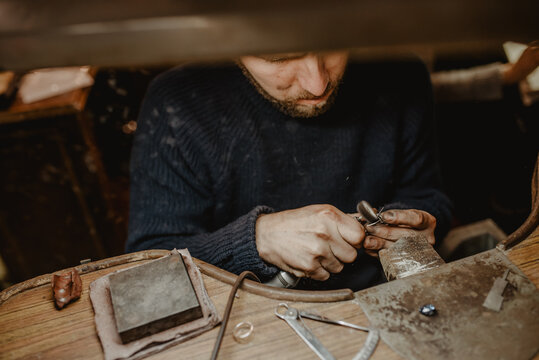 Crop goldsmith polishing ring