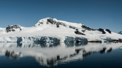 Fototapeta na wymiar Snowy mountains in Paraiso Bay, Antartica.