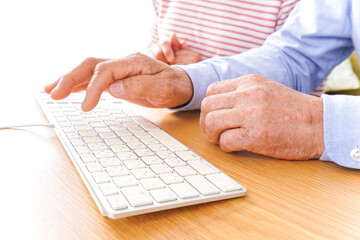 パソコンを使う高齢の夫婦