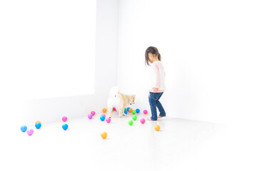 犬と一緒に遊ぶ子ども