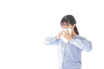 花粉症に苦しむ若い女性