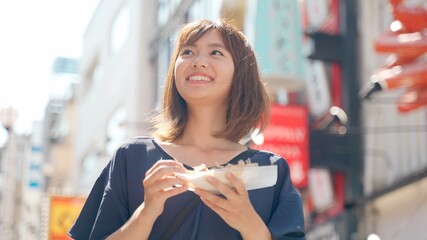 Fototapeta premium 大阪で観光をする女性