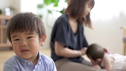 泣き顔の子供のカメラ目線