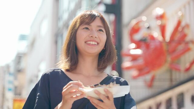 大阪で観光をする女性