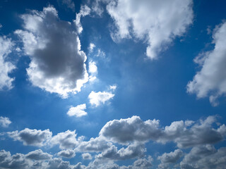 初夏の青空と雲