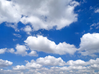 Obraz premium 初夏の青空と雲 タイトル