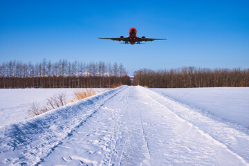 Obraz premium 帯広郊外の雪原と飛行機合成