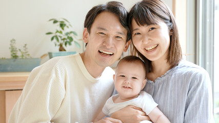 リビングで赤ちゃんと親子