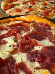 Pizza de  prosciutto  con queso mozzarella en olla de hierro