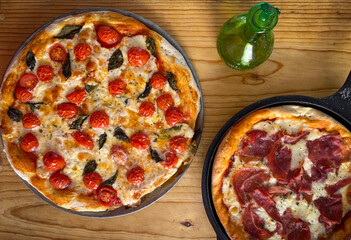 Pizza margarita en olla de hierro