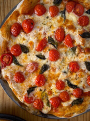Pizza margarita en olla de hierro