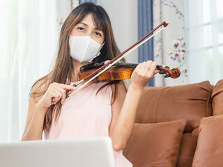 Woman learns to learn violin online during quarantine