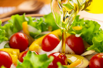 サラダにオリーブオイルをかける