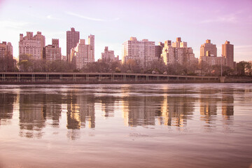 Naklejka premium Brooklyn skyline view from Roosevelt Island
